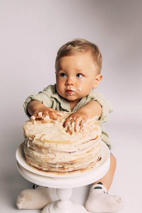 Baby Photoshoot Boy 6 Months, 1 Year Smash Cake Photo Shoot, Cute Smash Cakes, At Home One Year Old Photoshoot, 1st Birthday Photoshoot Smash Cake, In Home First Birthday Pictures, Bear First Birthday Photoshoot, 1 Year Birthday Pictures, One Year Old Indoor Photoshoot