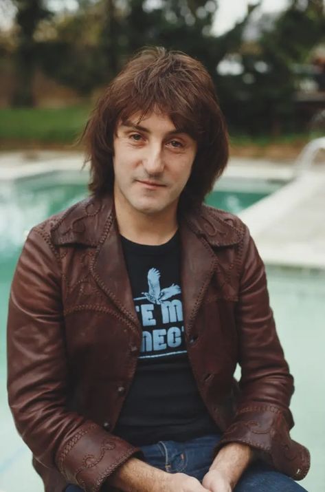 Denny Laine, Moody Blues singer and co-founder, dead at 79 Denny Laine, Paul Mccartney And Wings, Nights In White Satin, Favorite Christmas Songs, Linda Mccartney, Lung Disease, Moody Blues, Song Artists, Co Founder