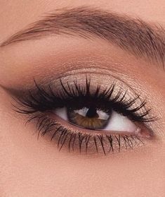 Brown Smokey Eye Brown Eyes, Simple Light Smokey Eye, Natural Wedding Makeup Winged Eyeliner, Bridal Make Up For Round Face, Brown Soft Eye Makeup, Simple Makeup Hazel Eyes, Beige Smokey Eye, Make Up For Brown Eyes And Brown Hair, Smokey Eye Hazel Eyes