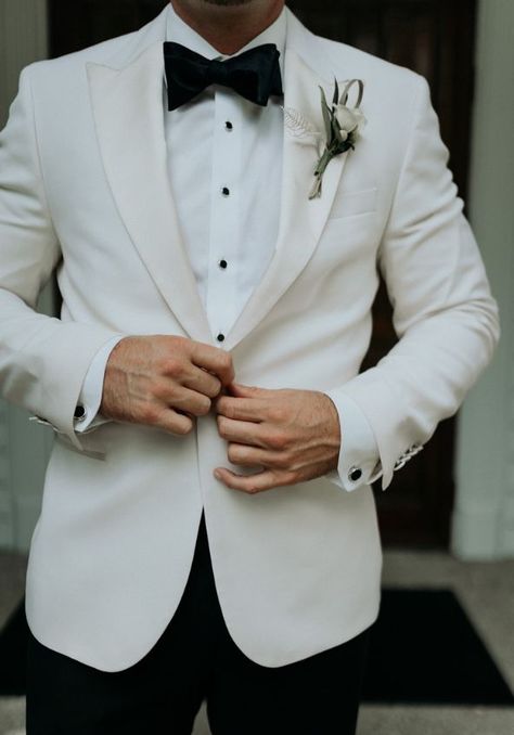 Groom Suit Elegant, Black And White Groomsmen Suits, Male Tuxedo Suits, White Suit Wedding Mens, White Suits For Wedding, Wedding Suit Groomsmen, Grooms Reception Outfit, Ivory Groom Tuxedo, Cream And Black Tuxedo Men