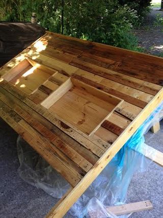 Diy Headboard Ideas With Shelves, Pallet Headboard With Lights, Build A Headboard, Pallet Headboard Diy, Diy Wood Headboard, Headboard Tutorial, Farmhouse Headboard, Pallet Headboard, Used Pallets