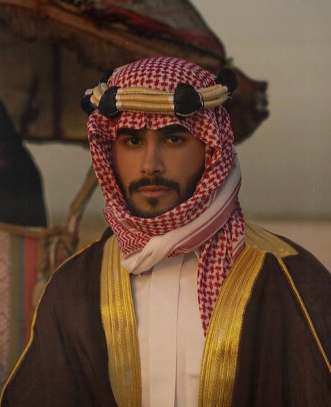 Arabic Cyberpunk, Saudi Arabia Photography, Red Scarf Men, Middle Eastern Clothing, Saudi Men, Middle Eastern Men, Saudi Arabia Culture, Arabic Culture, Mens Aesthetic