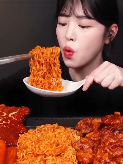 Tteokbokki Chicken Ramyeon Mukbang -Korean Food Ham Delights, Mukbang Korean, Hot Ramen, Mukbang Food, Curry Stew, Satisfying Eats, Ramen Noodle, Food Combining, Food Vids