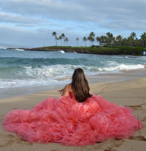 Quinceañera picture on The beach Quince Picture Ideas At The Beach, Quince Beach Pictures, Beach Pre Debut Photoshoot, Beach Quinceanera Dresses, Beach Quince Photoshoot, Beach Gown Photoshoot, Quinceanera Beach Photoshoot, Beach Sweet 16 Photoshoot, Beach Debut Photoshoot