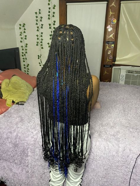 Knotless Braids With Curls At The End With Color, Blue Peekaboo Knotless Braids With Curls, Blue Peekaboo Hair Braids, Blue And Black Peekaboo Braids, Blue Knotless Braids With Curls, Dark Blue Peekaboo Braids, Blue Peakaboobraids, Peka Boo Braids Color With Curls, Blue Peekaboo Braids