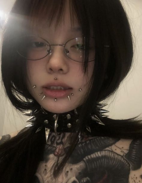 Face Piercings, Emo Girl, Cool Piercings, Alt Girls, Facial Piercings, Cute Piercings, Hair Reference, Body Modifications, Piercing Tattoo