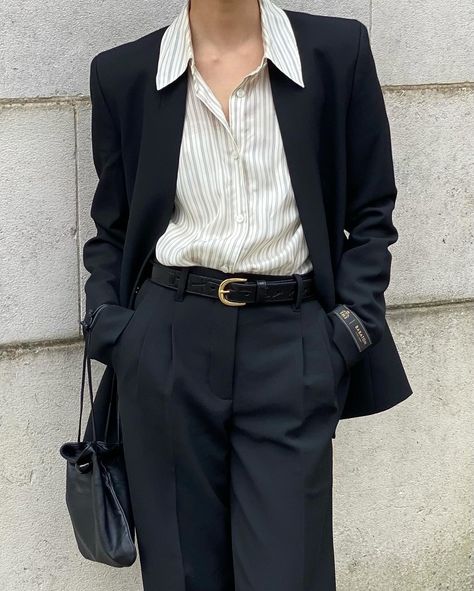 Suit with a side of femme Fancy Suits For Women Fashion, Suit Women Aesthetic, Classic Suit For Women, Vivienne Kensington, Women In Suits Aesthetic, Feminine Suit, Formal Suits For Women, Court Outfit, Secretary Outfits