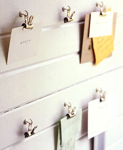 cute way to organize mail/photos/etc Reminder Notes, Mail Storage, Office Idea, Office Organisation, Note Board, Wall Clips, Message Center, Office Nook, Astuces Diy