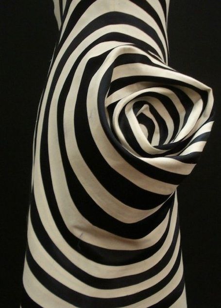 Shingo Sato Couture, Transformational Reconstruction, Fashion Origami, Shingo Sato, Fashion Draping, Zebra Crossing, Draping Fashion, Garment Pattern, Geometric Dress