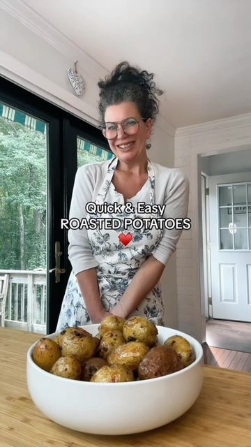 Easy Roasted Potatoes, Moms Cooking, Roasted Vegetable Recipes, Potato Recipes Side Dishes, Recipe Dinner, Potato Side Dishes, Veggie Side Dishes, Potato Dishes, Side Recipes