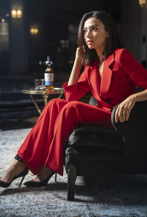 Women In Power Suits, Power Suit Photoshoot, Women In Suits Photoshoot, Fierce Women Photoshoot, Powerful Women Photoshoot Ideas, Powerful Business Woman, Power Poses For Women, Photoshoot Corporate, Power Suits For Women