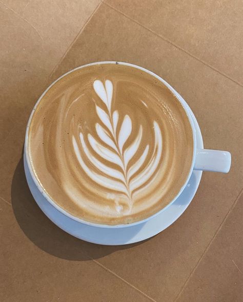 Mocha Cafe, Latte Art Aesthetic, Hot Chocolate Art, Foam Art, Sweet Coffee, Aesthetic Coffee, Latte Art, Coffee Art, Coffee Time