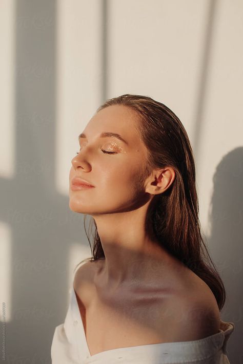 Natural Light Studio Portrait, Poses Shoulders Up, Lifestyle Beauty Photography, Soft Lighting Photography, Natural Light Portrait Photography, Daydreaming Pose, Woman Looking Up, Therapist Portrait, Woman Looking Over Shoulder