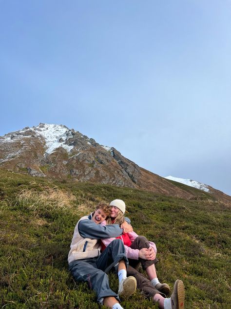 Outdoor Couple Aesthetic, Outdoorsy Couple Photos, Outdoorsy Family Aesthetic, Hiking Date Aesthetic, Granola Boyfriend, Granola Family, Granola Couple Aesthetic, Family Hiking Aesthetic, Adventurous Couple Aesthetic