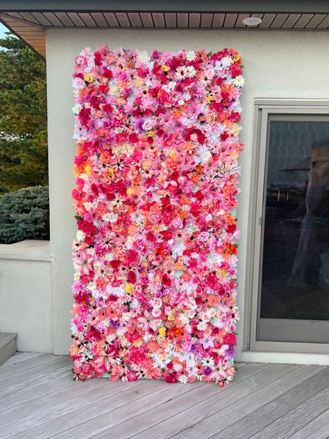 Pink flower wall for photographs Flower Grad Party Ideas, Grad Party Backdrop Ideas, Girly Graduation Party, Flower Graduation Party, Classy Graduation Party, Senior Cars, Colorful Graduation Party, Graduation Party Ideas Aesthetic, Floral Grad Party