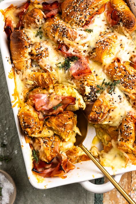 Ham and Cheddar Croissant Breakfast Bake Outdoor Brunch Party, Croissant Breakfast Bake, Brunch Recipe Ideas, Ham Cheese Croissant, Croissant Bake, Ham And Cheese Croissant, Outdoor Brunch, Cheese Croissant, Honey Ham