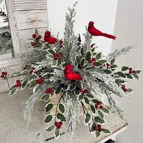 Christmas Decorations Centerpiece, Christmas Centers, Cricut Images, Christmas Flower Arrangements, Free Cricut, Christmas Floral Arrangements, Country Christmas Decorations, Christmas Centerpieces Diy, Christmas Themes Decorations