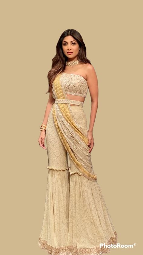 Tube Top Blouse Lehenga, Tube Blouse Lehenga, Mehandi Outfit Ideas, Tube Outfit, Tube Blouse, Heer Ranjha, Mehandi Outfits, Cocktail Outfits, Mehendi Function