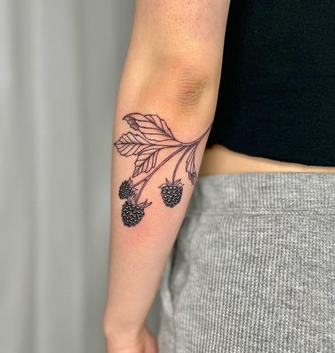 Blackberry Flower Tattoo, Blackberry Tattoo, Bicep Tattoo Women, Tropical Flower Tattoos, Oregon Tattoo, Tattoos 2024, Strawberry Tattoo, Berry Branch, Vine Tattoos