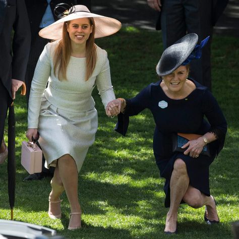 The curious rules behind royal women and curtsying Eugenie Wedding, English Royalty, Elisabeth Ii, Sarah Ferguson, Duchess Of York, Princess Beatrice, Duke Of York, Isabel Ii, Princess Eugenie