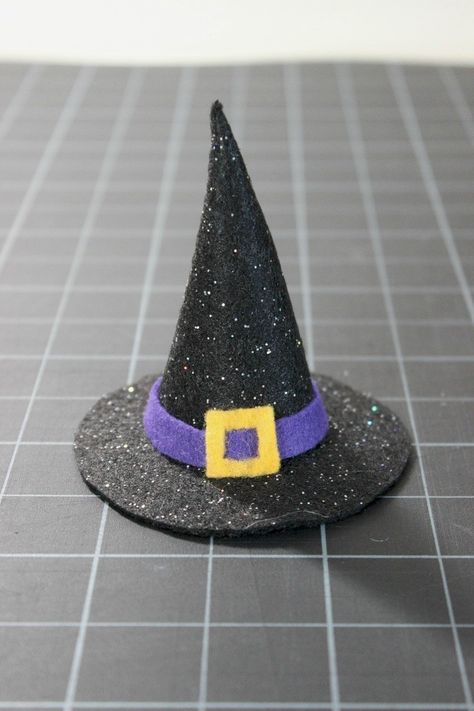 Witch Hat Felt, Diy Witch Hat, Witch Hats Costume, Felt Witch, Halloween Tree Decorations, Felt Witch Hat, Diy Witch, Moldes Halloween, Imprimibles Halloween