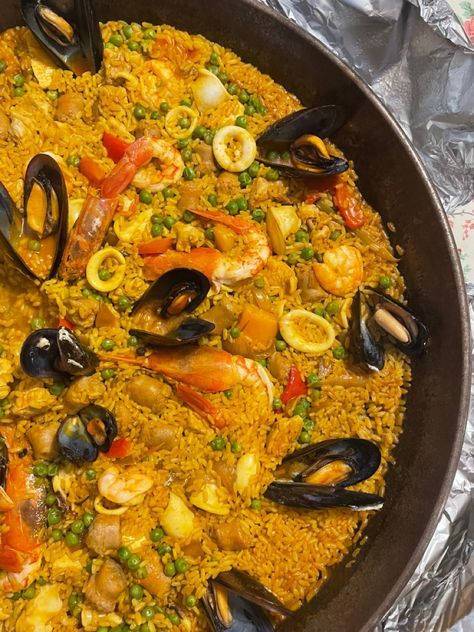 Paella Aesthetic Spain, Spanish Cuisine Aesthetic, Spanyol Aesthetic, Tapas Aesthetic Spain, Spanish Culture Aesthetic Food, Spain Aesthetic Food, Spain Lifestyle Aesthetic, Spanish Food Aethstetic, Spanish Asethic