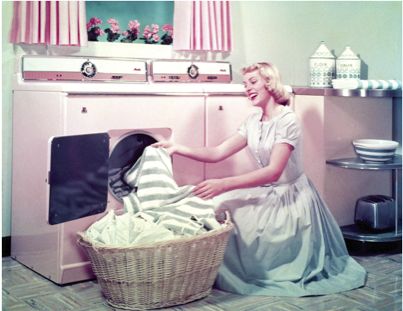 Oh to go back in time and be a 1950's housewife! lol :) 50s House, 50s Housewife, 50s Aesthetic, 1950s Housewife, Stepford Wife, Happy Housewife, Vintage Housewife, Retro Housewife, Vintage Laundry