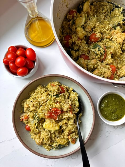 One-Pot Pesto Chicken and Rice (gluten-free) Pesto Rice Recipes, Pesto Chicken And Rice, Pesto Rice, Pesto Pasta Bake, Easy Chicken And Rice, Chicken Pesto, Pot Beef Stew, Dinner Meal, Perfect Dinner