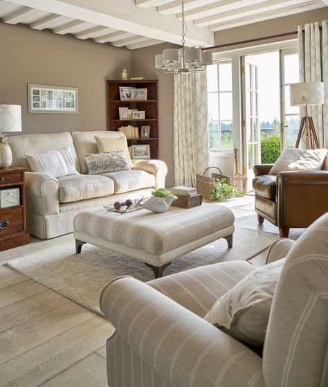 Laura Ashley Living Room, Cottage Living Rooms, Cottage Interior, Cosy Living Room, Home Luxury, Curtains Living, Cottage Interiors, Country Living Room, Interior Modern