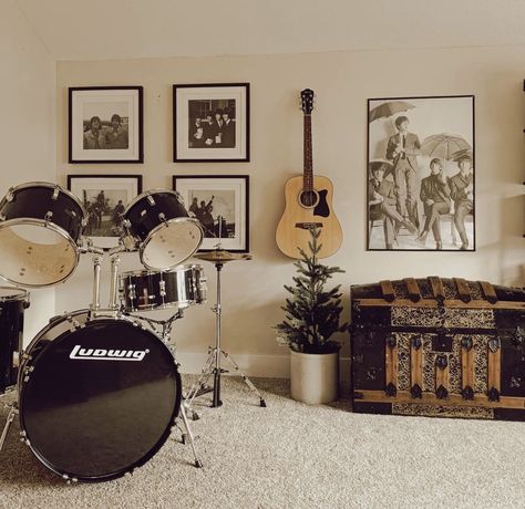 Basement Music Room, Family Music Room, Room Minimal, Home Music Rooms, Music Corner, Moody Vintage, Music Rooms, Family Music, Music Room Decor