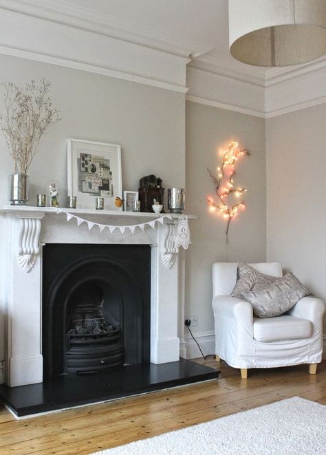 Crown antique cream on the walls courtesy of Charlotte Bezzant: Moving on Modern Country Living Room, Modern Country Living, Victorian Living Room, Picture Rail, Casa Country, Country Living Room, Design Apartment, Loft Design, Decoration Inspiration