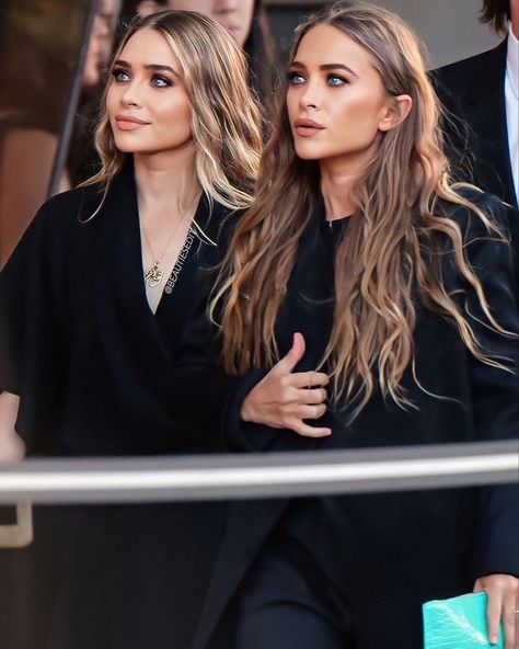 Ashley Olsen Style 2023, Mary Kate And Ashley Olsen Hair, Mary Kate And Ashley Hair, Olsen Hairstyle, Mary Kate Olsen Hair, Ashley Olsen Makeup, Ashley Olsen Hair, Olsen Hair, Ashley Olsen Style