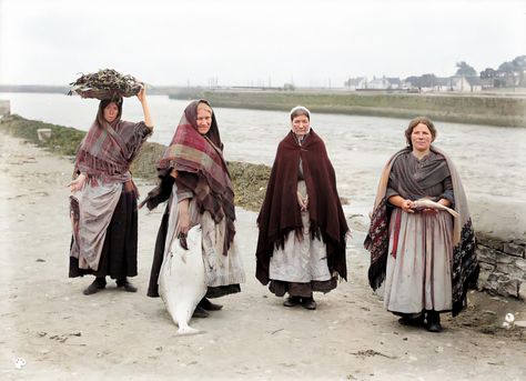 Women with fish. Spanish Parade, Galway, Ireland c. 1905 Irish Cultural Clothing, Irish Traditional Clothing, Traditional Irish Clothing, Old Ireland, Drama Aesthetic, Celtic Clothing, Irish Clothing, Hair Covering, Irish Fashion