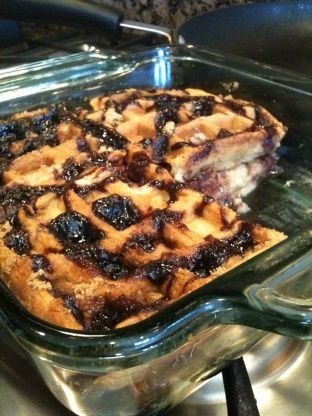 Found this recipe on a foodblog. Great for leftovers. Eggo Waffle Casserole, Waffle Bread, Brioche Bread Pudding, Night Dessert, Bread Pudding Easy, Frugal Food, Eggo Waffles, Chocolate Bread Pudding, Chocolate Waffles