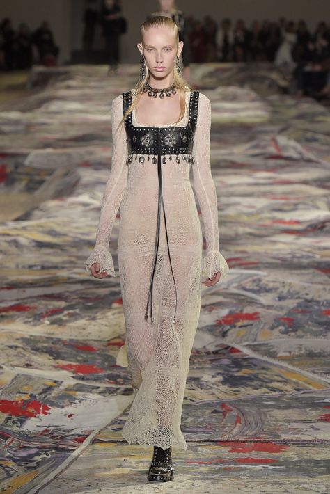 Alexander Mcqueen Perfume, Alexander Mcqueen 2017, Empire Style Dress, Mcqueen Fashion, 2017 Fashion Trends, Medieval Dress, Runway Dresses, Medieval Fashion, Empire Dress