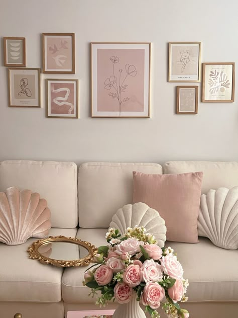 Apartment Pink Living Room, Pink House Interior, Feminine Bedroom Decor, Parisian Living Room, Feminine Bedroom, Girly Decor, College Apartment Decor, Pink Living Room, Nursery Room Inspiration