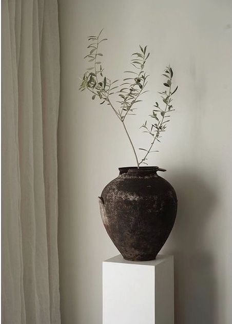 Organic Modern Vase, Vase On Mantle, Wabi Sabi Plants, Wabi Sabi Vase, Mises En Page Design Graphique, Wabi Sabi Interior, Dalian, Scandi Design, Amber Interiors