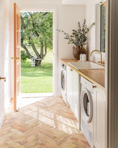 Mediterranean Farmhouse, Laundry Makeover, Farmhouse Laundry, Laundry Design, Laundry Room Inspiration, Laundry Mud Room, Laundry Room Design, Laundry In Bathroom, Home Reno