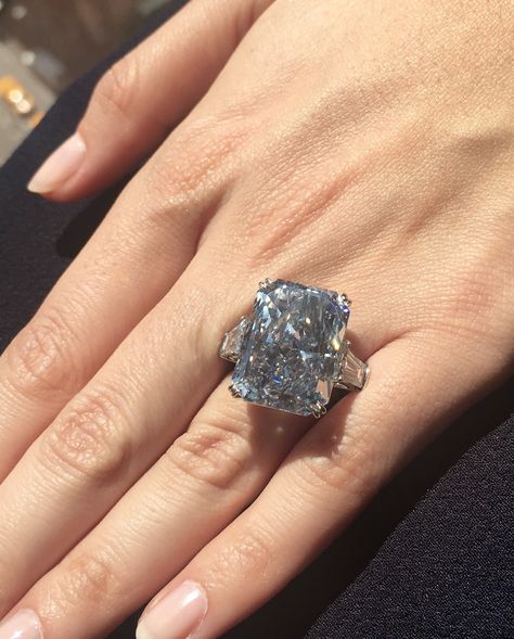 The 24-carat Cullinan Dream: the largest fancy intense blue diamond to come to auction. The Bling Ring, Colored Diamond Rings, Ring Trends, Make Your Own Jewelry, Fancy Diamonds, Halo Engagement Rings, Gorgeous Jewelry, Wedding Rings For Women, Blue Diamond