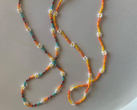 Flower Seed Bead Necklace, Flower Seed Bead, Homemade Necklaces, Beaded Braclets, Beads Craft Jewelry, Diy Collier, Beaded Jewelry Necklaces, Beaded Necklace Designs, Bracelets Design