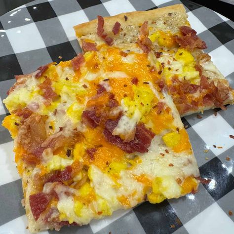 Sheet Pan Breakfast Pizza Copycat Red Baron Breakfast Pizza, Quick And Easy Breakfast For A Crowd, Sheet Pan Breakfast Pizza, Breakfast Sheet Pan Recipes, Midwest Cooking, Midwest Recipes, Homemade White Gravy, Crockpot Shredded Beef, Cooking In The Midwest