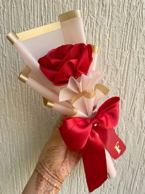 5 Flower Bouquet, Single Eternal Rose Bouquet, Ribbon For Flower Bouquet, Small Ribbon Roses, Single Eternal Rose, Small Cute Bouquets, Ribbon Rose Bouquet Ideas, Flower Gift Ideas Bouquets, Ribbon Bouquet Ideas