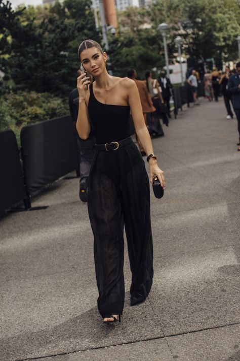 Black Summer Outfits, New York Outfits, New York Fashion Week Street Style, Elegante Casual, Looks Street Style, Mode Ootd, Looks Black, Street Style Summer, Outfits Verano