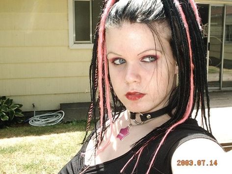 Vampirefreaks 2000s, Numetal Fashion, Mall Goth Hair, Pink Mall Goth, Early 2000s Goth, Mall Goth Outfits, 90s Mall Goth, 2000s Mall Goth, Perky Goth