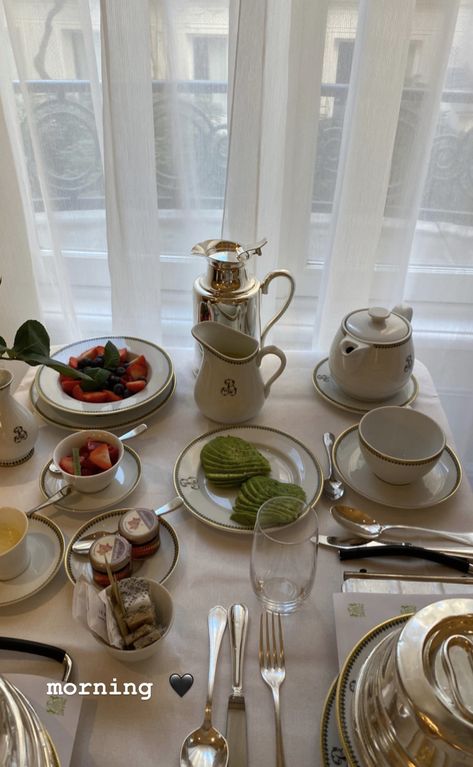 Expensive Hotel Aesthetic, Breakfast Hotel Aesthetic, Luxury Breakfast Aesthetic, Luxury Breakfast In Bed, Luxury Hotel Breakfast, Coquette Drinks, Hotel Breakfast Aesthetic, Expensive Breakfast, Aesthetic Expensive