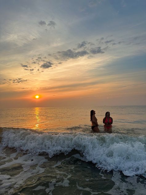 Best friend, sunrise, summer, ocean, sun, morning swim, waves, aesthetic Morning Swim, Summer Morning Aesthetic, Water Fairy, Study Pictures, Take A Nap, Beach Aesthetic, Summer Vibes, Spain, Best Friends