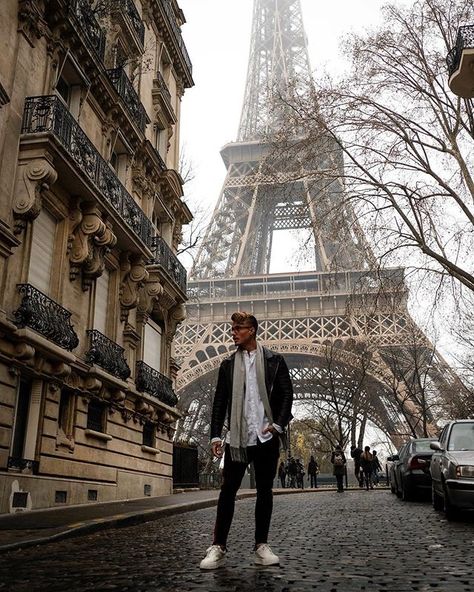 Bonjour Pari🇫🇷🥖 Eiffel Tower Picture Ideas, Paris Picture Ideas, Paris Trip Planning, Eiffel Tower Pictures, Johnny Edlind, Paris Instagram Pictures, Paris Photo Ideas, London Photoshoot, Eiffel Tower Photography