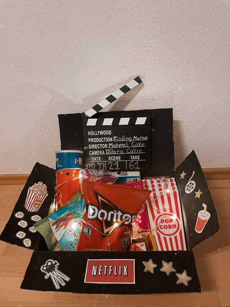 Netflix And Chill Gift Basket Ideas, Movie Night Box, Kino Box, Diy Movie Night, Cardboard Crafts Kids, Netflix Gift, Movies Box, Movie Night Party, Cheap Christmas Gifts