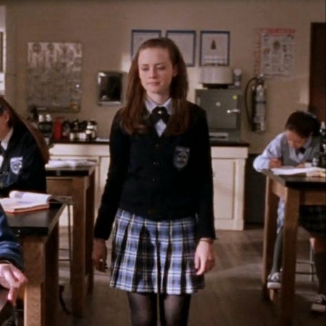 Rory Gilmore School Uniform, Rory Gilmore Uniform, Rory Gilmore Chilton Uniform, Rory Costume, Rory Gilmore Outfit Inspiration, School Uniform Aesthetic Girl, Rory Gilmore Costume, Chilton Uniform, Aesthetic School Uniform