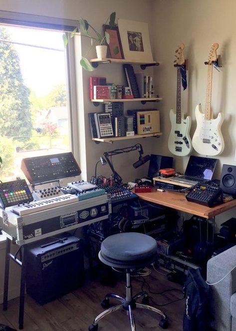 Clutter Bedroom, Small Music Studio Ideas, Small Music Studio, Music Room Design, Music Bedroom, Recording Studio Setup, Home Recording Studio Setup, Home Studio Ideas, Home Music Rooms